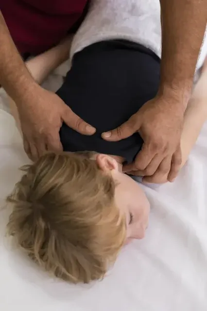Zastosowanie terapii manualnej w leczeniu bólów pleców u dzieci